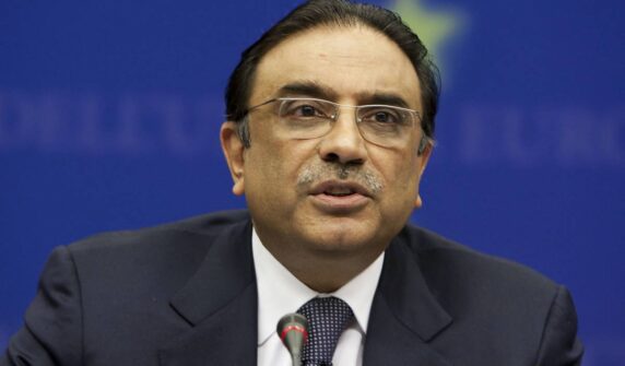 Pagal Khan has trapped us in such a quagmire that we will find it difficult to cross :Asif Zardari