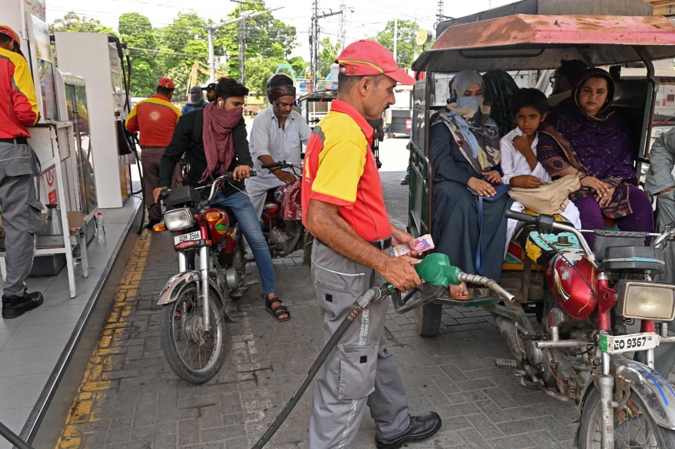یکم دسمبر سے پیٹرولیم مصنوعات کی قیمتوں میں اضافے کا امکان ،شہریوں کے لئے تشویشناک خبر آگئی