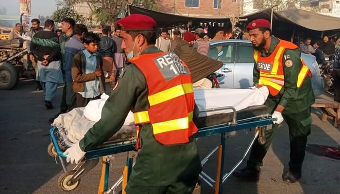 انا لله و انا الیه راجعون،صبح صبح پاکستانیوں کے لئے بری خبر،کار اور ٹریکٹر ٹرالی میں ٹکر، 1 ہی خاندان کے 6 افراد جاں بحق