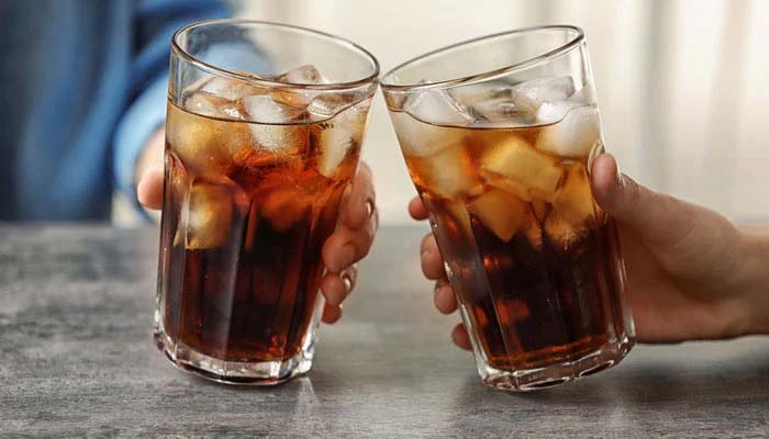 کولڈرنک کا 1 گلاس 12 منٹ زندگی کم کرنے کا سبب