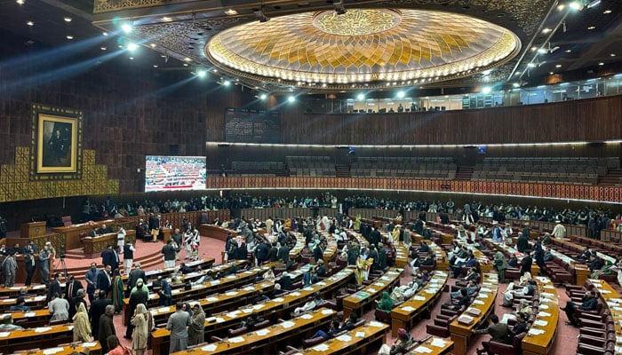 وزیر اعظم کی قومی اسمبلی میں آمد پر اپوزیشن کی ہلڑ بازی، ایجنڈے کی کاپیاں پھاڑی دیں