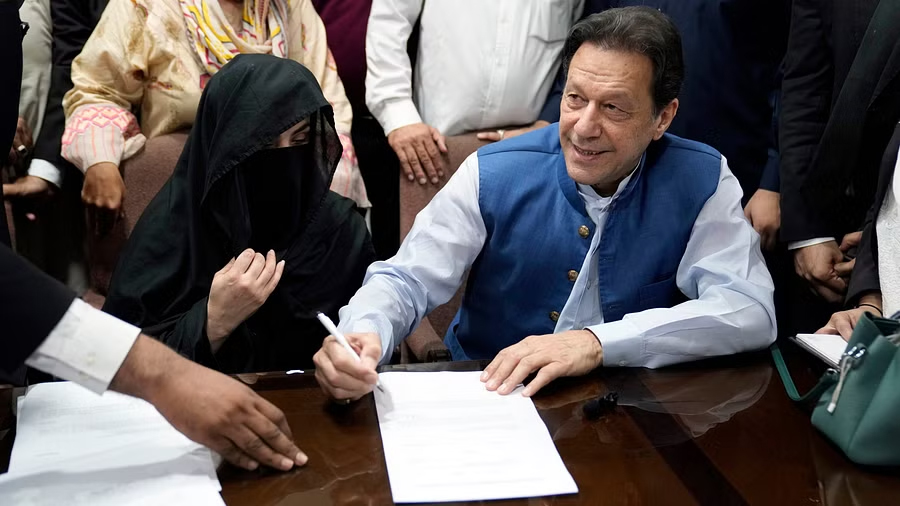 عمران خان کو 14، بشریٰ بی بی کو 7 سال قید کی سزا؛ 190 ملین پاؤنڈز کیس کا فیصلہ سنا دیا گیا