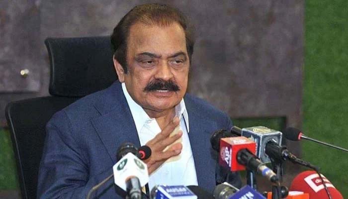 مذاکرات سے پی ٹی آئی بھاگی ہے، سڑک پر مسئلہ حل کرناہے تو سڑک پر آجائیں: راناثنااللہ