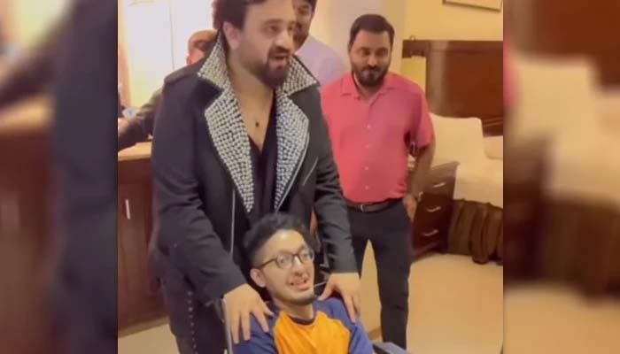 ساحر علی بگا نے معذور مداح کی خواہش پوری کردی