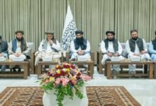 ملک کے مختلف علاقوں میں تیز ہواؤں اور گرج چمک کے ساتھ بارش کی پیشگوئی موسم خوشگوار، گرمی کا زور ٹوٹنے کا امکان اسلام آباد (نیوز ڈیسک) – محکمہ موسمیات نے آئندہ چند روز کے دوران ملک کے مختلف علاقوں میں تیز ہواؤں اور گرج چمک کے ساتھ بارش کی پیشگوئی کی ہے، جس سے شدید گرمی اور حبس کے ستائے عوام کو کچھ ریلیف ملنے کا امکان ہے۔ ترجمان محکمہ موسمیات کے مطابق جنوبی پنجاب، خطۂ پوٹھوہار، شمال مشرقی بلوچستان، کشمیر اور خیبر پختونخوا کے بعض مقامات پر بارش متوقع ہے۔ راولپنڈی اور اسلام آباد میں بھی بارش کا امکان ظاہر کیا گیا ہے، جس سے موسم خوشگوار ہو جائے گا۔ کراچی میں معمول سے تیز ہوائیں چلنے اور ہلکی بوندا باندی یا بارش کی توقع کی جا رہی ہے، جب کہ ملک کے بیشتر میدانی علاقوں میں موسم بدستور گرم اور مرطوب رہنے کا امکان ہے۔ محکمہ موسمیات کا کہنا ہے کہ سندھ کے مختلف اضلاع بشمول تھرپارکر، عمرکوٹ، میرپور خاص، ٹھٹھہ، سجاول اور بدین میں بھی گرج چمک کے ساتھ بارش متوقع ہے۔ ادھر لاہور کے مختلف علاقوں میں ہونے والی بارش سے موسم خوشگوار ہو چکا ہے اور وقفے وقفے سے بارش کا سلسلہ جاری رہنے کا امکان ہے۔ گزشتہ 24 گھنٹوں کے دوران خیبر پختونخوا، بالائی اور وسطی پنجاب، کشمیر اور گلگت بلتستان میں بارش ریکارڈ کی گئی جبکہ دیگر علاقوں میں موسم شدید گرم اور مرطوب رہا۔ محکمہ موسمیات نے شہریوں کو ہدایت کی ہے کہ وہ تیز ہواؤں اور ممکنہ ژالہ باری کے پیش نظر احتیاطی تدابیر اختیار کریں، خاص طور پر پہاڑی علاقوں اور نشیبی مقامات پر رہنے والے افراد ہوشیار رہیں۔