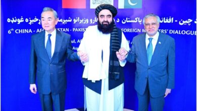 پاکستان، چین اور افغانستان کا سہ فریقی ڈائیلاگ: خطے میں ترقی و استحکام کے لیے اہم پیش رفت کابل: پاکستان، چین اور افغانستان کے وزرائے خارجہ کا چھٹا سہ فریقی ڈائیلاگ کابل میں ہوا، جس میں تینوں ممالک نے باہمی سیاسی، اقتصادی اور سکیورٹی تعاون کو فروغ دینے کے عزم کا اعادہ کیا۔ دفتر خارجہ کے ترجمان کے مطابق اجلاس میں خطے میں پائیدار امن، ترقی اور خوشحالی کے لیے مل کر کام کرنے پر زور دیا گیا۔ خاص طور پر دہشتگردی کے خلاف مشترکہ کوششوں کو تیز کرنے پر اتفاق کیا گیا، تاکہ خطے کو پرامن اور محفوظ بنایا جا سکے۔ سہ فریقی مذاکرات میں تجارت، ٹرانزٹ، علاقائی ترقی، صحت، تعلیم اور ثقافتی تعاون جیسے اہم شعبوں میں روابط بڑھانے پر بھی اتفاق رائے ہوا، جو تینوں ممالک کے عوام کو قریب لانے اور اقتصادی فوائد کے حصول میں مددگار ثابت ہوگا۔ اجلاس کا ایک اہم پہلو یہ بھی تھا کہ چین-پاکستان اقتصادی راہداری (CPEC) کو افغانستان تک توسیع دینے پر اتفاق کیا گیا، جو نہ صرف افغانستان کے لیے ایک بڑی اقتصادی پیش رفت ہے بلکہ پورے خطے کو مربوط کرنے کی طرف ایک اہم قدم سمجھا جا رہا ہے۔
