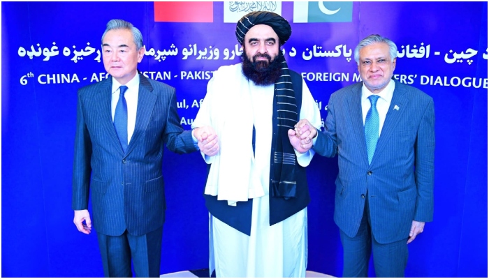 پاکستان، چین اور افغانستان کا سہ فریقی ڈائیلاگ: خطے میں ترقی و استحکام کے لیے اہم پیش رفت کابل: پاکستان، چین اور افغانستان کے وزرائے خارجہ کا چھٹا سہ فریقی ڈائیلاگ کابل میں ہوا، جس میں تینوں ممالک نے باہمی سیاسی، اقتصادی اور سکیورٹی تعاون کو فروغ دینے کے عزم کا اعادہ کیا۔ دفتر خارجہ کے ترجمان کے مطابق اجلاس میں خطے میں پائیدار امن، ترقی اور خوشحالی کے لیے مل کر کام کرنے پر زور دیا گیا۔ خاص طور پر دہشتگردی کے خلاف مشترکہ کوششوں کو تیز کرنے پر اتفاق کیا گیا، تاکہ خطے کو پرامن اور محفوظ بنایا جا سکے۔ سہ فریقی مذاکرات میں تجارت، ٹرانزٹ، علاقائی ترقی، صحت، تعلیم اور ثقافتی تعاون جیسے اہم شعبوں میں روابط بڑھانے پر بھی اتفاق رائے ہوا، جو تینوں ممالک کے عوام کو قریب لانے اور اقتصادی فوائد کے حصول میں مددگار ثابت ہوگا۔ اجلاس کا ایک اہم پہلو یہ بھی تھا کہ چین-پاکستان اقتصادی راہداری (CPEC) کو افغانستان تک توسیع دینے پر اتفاق کیا گیا، جو نہ صرف افغانستان کے لیے ایک بڑی اقتصادی پیش رفت ہے بلکہ پورے خطے کو مربوط کرنے کی طرف ایک اہم قدم سمجھا جا رہا ہے۔