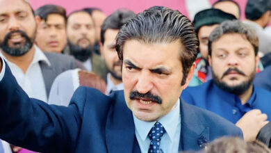""پی ٹی آئی کا زوال اندرونی انتشار اور تکبر کا نتیجہ ہے پارٹی سے نکالا جا چکا ہوں، مگر چھوڑوں گا ڈنکے کی چوٹ پر: شیر افضل مروت