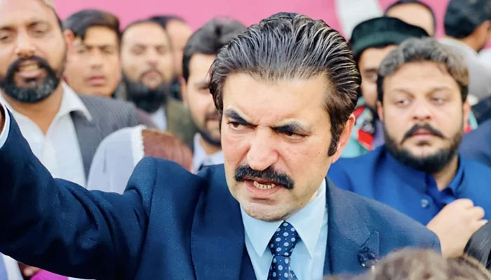 ""پی ٹی آئی کا زوال اندرونی انتشار اور تکبر کا نتیجہ ہے پارٹی سے نکالا جا چکا ہوں، مگر چھوڑوں گا ڈنکے کی چوٹ پر: شیر افضل مروت