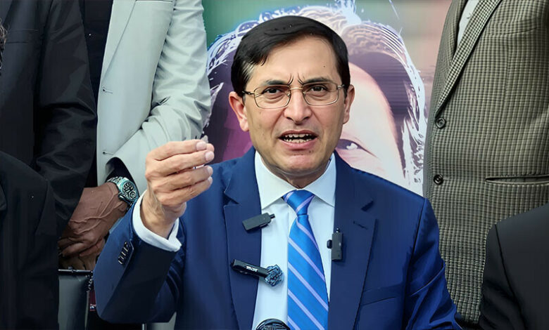 پی ٹی آئی کے چیئرمین بیرسٹر گوہر علی خان کا الیکشن کمیشن کے فیصلے پر شدید ردعمل، سپریم کورٹ کے باہر احتجاج کا اعلان