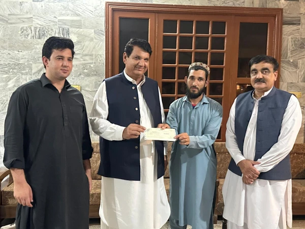 "وفاقی وزیر امیر مقام کا سیلابی رضاکاروں کو 10-10 لاکھ روپے کے چیک، بہادری اور خدمت کو خراج تحسین"