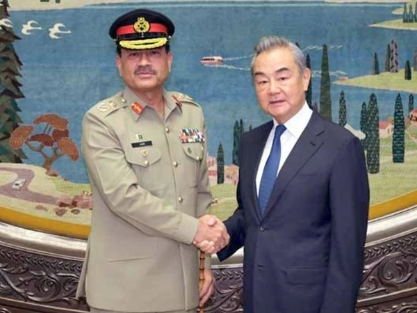 چینی وزیرِ خارجہ وانگ ای کی فیلڈ مارشل عاصم منیر سے اہم ملاقات، پاک–چین تعلقات مزید مضبوط کرنے پر اتفاق