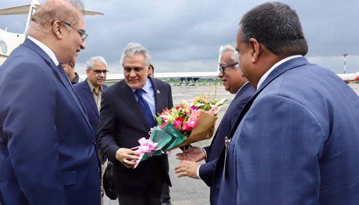 13 سال بعد کسی پاکستانی وزیر خارجہ کا دورہ: اسحاق ڈار بنگلا دیش پہنچ گئے، ویزا شرط ختم کرنے کا تاریخی فیصلہ