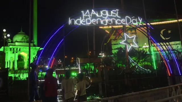 بھارت کے خلاف تاریخی فتح اور 79واں جشنِ آزادی: ملک بھر میں خوشیوں کی لہر، ہر گلی، ہر شہر قومی رنگوں میں رنگ گیا