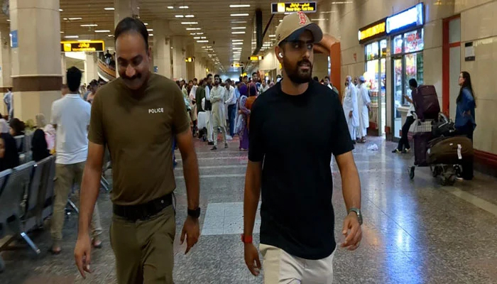 سابق کپتان بابر اعظم امریکہ سے دبئی ہوتے ہوئے لاہور واپس پہنچ گئے
