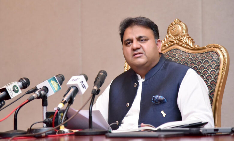فواد چوہدری کا سخت ردعمل: "عدلیہ جیل ٹرائل میں مصروف، عوام ظالم حکومت اور نااہل اپوزیشن کے درمیان پس رہے ہیں"