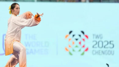 عالمی گیمز 2025: چینگ ڈو میں 6 نئے عالمی ریکارڈز، اٹلی میڈلز ٹیبل پر سرفہرست چینگ ڈو (اسپورٹس ڈیسک) — چین کے شہر چینگ ڈو میں جاری 12ویں عالمی گیمز 2025 کے دوران کھیلوں کے میدان میں زبردست کارکردگی دیکھنے کو ملی، جہاں مختلف ایونٹس میں 6 نئے عالمی ریکارڈز قائم کر دیے گئے۔ 🔹 عالمی ریکارڈز کی جھلک: 🇺🇦 یوکرائن کی صوفیہ ہیریچکو نے ویمن سرفیس 400 میٹر میں 3:11.88 کے ساتھ نیا عالمی ریکارڈ قائم کیا۔ 🇨🇳 چین کی ویمنز 4x50 میٹر سرفیس ریلے ٹیم نے 1:39.07 میں فاصلہ طے کر کے نیا ریکارڈ بنایا۔ 🇭🇺 ہنگری کے سازابو گیورگئی نے مردوں کے بائی فِنز 50 میٹر میں 17.96 سیکنڈز کے ساتھ عالمی ریکارڈ بنایا۔ 🇩🇪 جرمنی نے مینز 4x50 میٹر سرفیس ریلے میں 59.35 سیکنڈز کا شاندار وقت دے کر نیا ریکارڈ قائم کیا۔ 🇵🇱 پولینڈ کے کروپی ڈیلوسکی نے بائی فِنز 100 میٹر میں 40.45 سیکنڈز کے ساتھ تاریخ رقم کی۔ 🇭🇺 ہنگری کے کس نانڈو نے مینز سرفیس 400 میٹر میں 2:52.68 وقت کے ساتھ نیا ریکارڈ بنایا۔ 🏅 میڈلز کی دوڑ: اٹلی سرفہرست 17 اگست تک جاری رہنے والے عالمی گیمز میں اٹلی اب تک 50 میڈلز کے ساتھ میڈل ٹیبل پر پہلے نمبر پر ہے: 🥇 18 گولڈ 🥈 20 سلور 🥉 12 برانز چین اور جرمنی نے 43 میڈلز کے ساتھ مشترکہ دوسری پوزیشن حاصل کی ہے، تاہم جرمنی گولڈ میڈلز کی تعداد میں برتری رکھتا ہے: 🇩🇪 جرمنی: 14 گولڈ، 14 سلور، 15 برانز 🇨🇳 چین: 7 گولڈ، 9 سلور، 27 برانز چوتھی پوزیشن پر موجود یوکرائن کے میڈلز کی تعداد 35 ہے، جن میں: 🥇 11 گولڈ 🥈 9 سلور 🥉 15 برانز شامل ہیں۔ 🌍 عالمی شمولیت اس ایونٹ میں 74 ممالک شریک ہیں جبکہ اب تک 633 میڈلز کا فیصلہ ہو چکا ہے۔ ہر چار سال بعد منعقد ہونے والے عالمی گیمز کی اختتامی تقریب رواں ہفتے انٹرنیشنل کنونشن سینٹر میں ہوگی۔