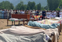 بونیر: خیبرپختونخوا کے سب سے زیادہ متاثرہ علاقے قادر نگر کی وہ دل دہلا دینے والی کہانی، جو اب تک نظروں سے اوجھل تھی، ۔ جہاں سرکاری امدادی ادارے ابھی تک نہ پہنچ سکے، قادر نگر میں سیلابی ریلے میں 84 قیمتی جانیں ضائع ہوئیں، جن میں ایک ہی خاندان کے 21 افراد بھی شامل ہیں۔ ایک شادی کی تیاری میں مصروف خاندان کی خوشیاں، بادل پھٹنے اور پانی کے ریلوں کی نذر ہو گئیں، قوم کے سامنے آئی، جس نے عوامی اور سرکاری سطح پر توجہ کو فوری طور پر متاثرین کی طرف مبذول کروا دیا۔ حکومت حرکت میں آ گئی ہے۔ وزیراعظم شہباز شریف کی ہدایت پر متاثرہ علاقوں میں اضافی امدادی سامان کی فوری ترسیل جاری ہے۔ بونیر، شانگلہ، مانسہرہ اور باجوڑ جیسے شدید متاثرہ علاقوں میں وفاقی وزراء اور اعلیٰ سطحی نمائندے امدادی سرگرمیوں کی براہ راست نگرانی کر رہے ہیں تاکہ ہر متاثرہ خاندان تک فوری ریلیف پہنچ سکے۔ وفاقی وزراء کی براہ راست موجودگی جیسے انجینئر امیر مقام، اویس لغاری، سردار محمد یوسف اور مبارک زیب کا دورہ اس بات کا ثبوت ہے کہ حکومت متاثرہ عوام کو تنہا نہیں چھوڑ رہی۔ پاک فوج، ریسکیو ادارے اور فلاحی تنظیمیں بھی میدان میں سرگرم ہیں، جو خوراک، ادویات، خیمے اور دیگر بنیادی ضروریات کی فراہمی میں دن رات کام کر رہی ہیں۔ قادر نگر سمیت بونیر کے دیگر علاقوں میں ریلیف آپریشن تیز کر دیے گئے ہیں۔ وزیراعظم شہباز شریف نے کہا: "یہ وقت ایک قوم بن کر کھڑے ہونے کا ہے۔ ہم سیلاب متاثرین کو ہر ممکن سہارا فراہم کریں گے اور ان کے گھروں کو دوبارہ آباد کریں گے۔"