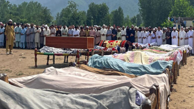 بونیر: خیبرپختونخوا کے سب سے زیادہ متاثرہ علاقے قادر نگر کی وہ دل دہلا دینے والی کہانی، جو اب تک نظروں سے اوجھل تھی، ۔ جہاں سرکاری امدادی ادارے ابھی تک نہ پہنچ سکے، قادر نگر میں سیلابی ریلے میں 84 قیمتی جانیں ضائع ہوئیں، جن میں ایک ہی خاندان کے 21 افراد بھی شامل ہیں۔ ایک شادی کی تیاری میں مصروف خاندان کی خوشیاں، بادل پھٹنے اور پانی کے ریلوں کی نذر ہو گئیں، قوم کے سامنے آئی، جس نے عوامی اور سرکاری سطح پر توجہ کو فوری طور پر متاثرین کی طرف مبذول کروا دیا۔ حکومت حرکت میں آ گئی ہے۔ وزیراعظم شہباز شریف کی ہدایت پر متاثرہ علاقوں میں اضافی امدادی سامان کی فوری ترسیل جاری ہے۔ بونیر، شانگلہ، مانسہرہ اور باجوڑ جیسے شدید متاثرہ علاقوں میں وفاقی وزراء اور اعلیٰ سطحی نمائندے امدادی سرگرمیوں کی براہ راست نگرانی کر رہے ہیں تاکہ ہر متاثرہ خاندان تک فوری ریلیف پہنچ سکے۔ وفاقی وزراء کی براہ راست موجودگی جیسے انجینئر امیر مقام، اویس لغاری، سردار محمد یوسف اور مبارک زیب کا دورہ اس بات کا ثبوت ہے کہ حکومت متاثرہ عوام کو تنہا نہیں چھوڑ رہی۔ پاک فوج، ریسکیو ادارے اور فلاحی تنظیمیں بھی میدان میں سرگرم ہیں، جو خوراک، ادویات، خیمے اور دیگر بنیادی ضروریات کی فراہمی میں دن رات کام کر رہی ہیں۔ قادر نگر سمیت بونیر کے دیگر علاقوں میں ریلیف آپریشن تیز کر دیے گئے ہیں۔ وزیراعظم شہباز شریف نے کہا: "یہ وقت ایک قوم بن کر کھڑے ہونے کا ہے۔ ہم سیلاب متاثرین کو ہر ممکن سہارا فراہم کریں گے اور ان کے گھروں کو دوبارہ آباد کریں گے۔"