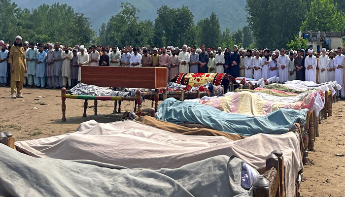 بونیر: خیبرپختونخوا کے سب سے زیادہ متاثرہ علاقے قادر نگر کی وہ دل دہلا دینے والی کہانی، جو اب تک نظروں سے اوجھل تھی، ۔ جہاں سرکاری امدادی ادارے ابھی تک نہ پہنچ سکے، قادر نگر میں سیلابی ریلے میں 84 قیمتی جانیں ضائع ہوئیں، جن میں ایک ہی خاندان کے 21 افراد بھی شامل ہیں۔ ایک شادی کی تیاری میں مصروف خاندان کی خوشیاں، بادل پھٹنے اور پانی کے ریلوں کی نذر ہو گئیں، قوم کے سامنے آئی، جس نے عوامی اور سرکاری سطح پر توجہ کو فوری طور پر متاثرین کی طرف مبذول کروا دیا۔ حکومت حرکت میں آ گئی ہے۔ وزیراعظم شہباز شریف کی ہدایت پر متاثرہ علاقوں میں اضافی امدادی سامان کی فوری ترسیل جاری ہے۔ بونیر، شانگلہ، مانسہرہ اور باجوڑ جیسے شدید متاثرہ علاقوں میں وفاقی وزراء اور اعلیٰ سطحی نمائندے امدادی سرگرمیوں کی براہ راست نگرانی کر رہے ہیں تاکہ ہر متاثرہ خاندان تک فوری ریلیف پہنچ سکے۔ وفاقی وزراء کی براہ راست موجودگی جیسے انجینئر امیر مقام، اویس لغاری، سردار محمد یوسف اور مبارک زیب کا دورہ اس بات کا ثبوت ہے کہ حکومت متاثرہ عوام کو تنہا نہیں چھوڑ رہی۔ پاک فوج، ریسکیو ادارے اور فلاحی تنظیمیں بھی میدان میں سرگرم ہیں، جو خوراک، ادویات، خیمے اور دیگر بنیادی ضروریات کی فراہمی میں دن رات کام کر رہی ہیں۔ قادر نگر سمیت بونیر کے دیگر علاقوں میں ریلیف آپریشن تیز کر دیے گئے ہیں۔ وزیراعظم شہباز شریف نے کہا: "یہ وقت ایک قوم بن کر کھڑے ہونے کا ہے۔ ہم سیلاب متاثرین کو ہر ممکن سہارا فراہم کریں گے اور ان کے گھروں کو دوبارہ آباد کریں گے۔"