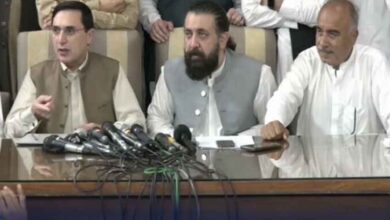 تحریک انصاف نے سیلاب زدگان سے یکجہتی کے لیے سیاسی سرگرمیاں معطل کر دیں، قائمہ کمیٹیوں سے اجتماعی استعفے