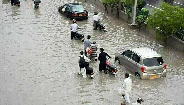 ملک بھر میں طوفانی بارشوں کا دھڑا دھڑ سلسلہ، اربن فلڈنگ اور لینڈ سلائیڈنگ کا خوف، سخت الرٹ جاری ، تفصیلات جان کر آپ بھی حیران رہ جائیں گے!