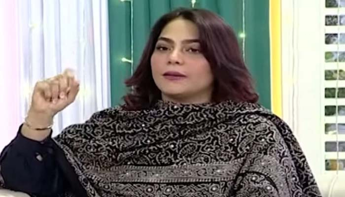 صنم ماروی کا سوشل میڈیا پر تنقید کرنے والوں کو جواب: "عبادت میرا حق ہے، گلوکاری میرا کام"