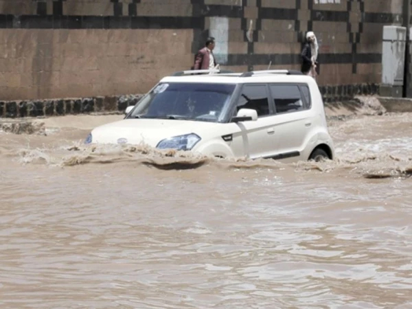 سعودی عرب میں طوفانی بارشیں، سیلابی ریلوں نے تباہی مچادی درجنوں گاڑیاں سیلاب میں بہہ گئیں، خطرے کی وارننگ جاری
