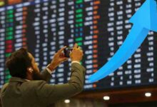 اسٹاک مارکیٹ میں مثبت رجحان، ڈالر کی قدر میں مسلسل کمی