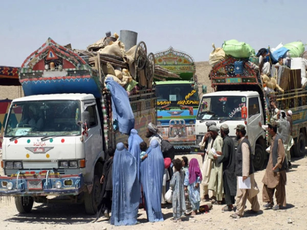 محکمہ صحت خیبر پختونخوا کا بڑا اقدام: افغان مہاجرین کی واپسی کے دوران میڈیکل کیمپس قائم کرنے کا اعلان