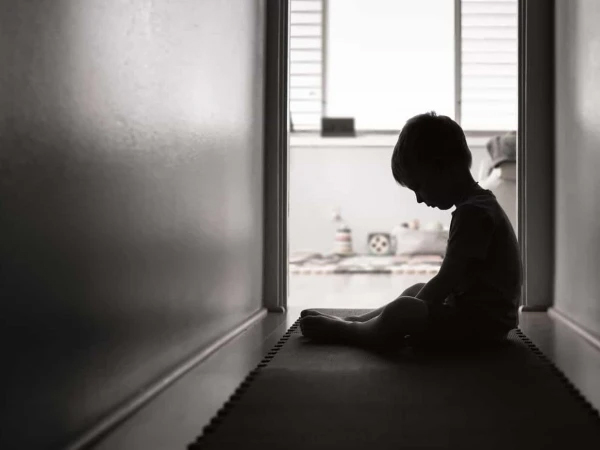 بچپن کے صدمات کے دیرپا اثرات: سائنسی تحقیق نے خبردار کر دیا